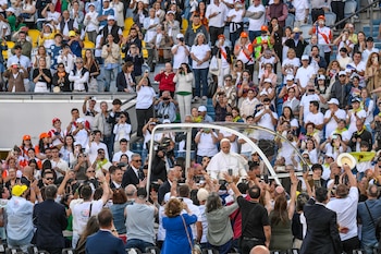 El Papa León XIV (C) llega en el papamóvil para celebrar misa en el Estadio de Gran Canaria, en Las Palmas, Canarias, España, el 11 de junio de 2026. El Papa León XIV visita España del 06 al 12 de junio de 2026. (Papa, España) EFE/EPA/CIRO FUSCO
