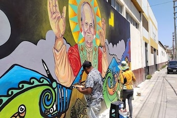 La obra central rinde tributo