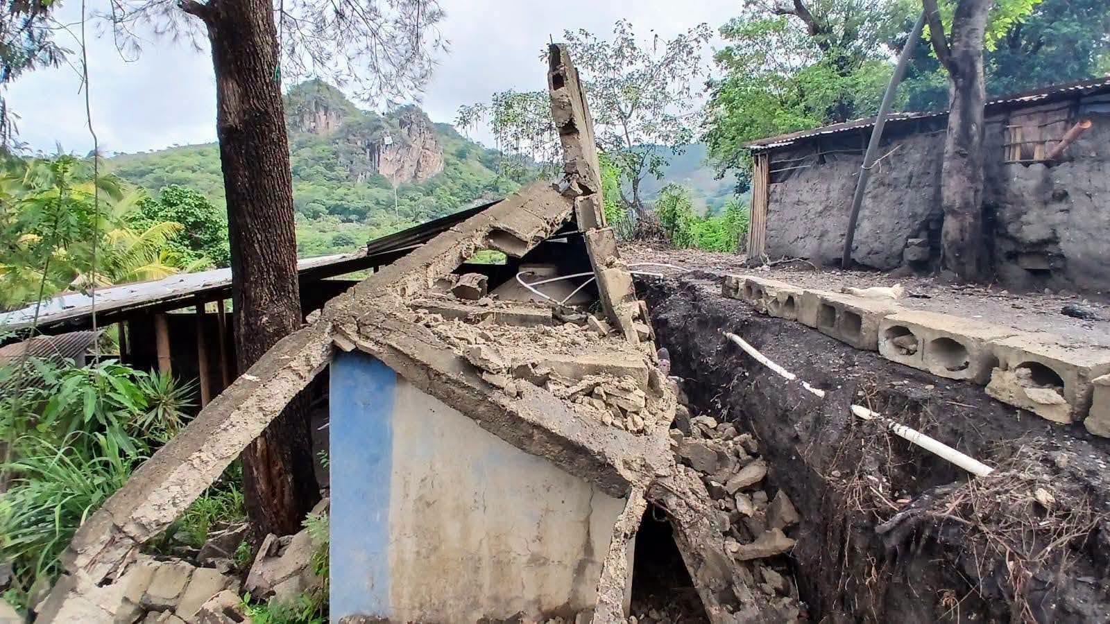 Las lluvias provocaron el colapso del muro perimetral de la Escuela Oficial Rural Mixta en Chiquimula. (Conred)