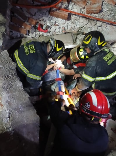 El pasado 20 de junio una mujer de la tercera edad fue rescatada después de pedir ayuda a gritos tras el colapso de la losa de un inmueble de dos pisos en la colonia Hipódromo, en la CDMX, su hijo murió Foto: Bomberos CDMX