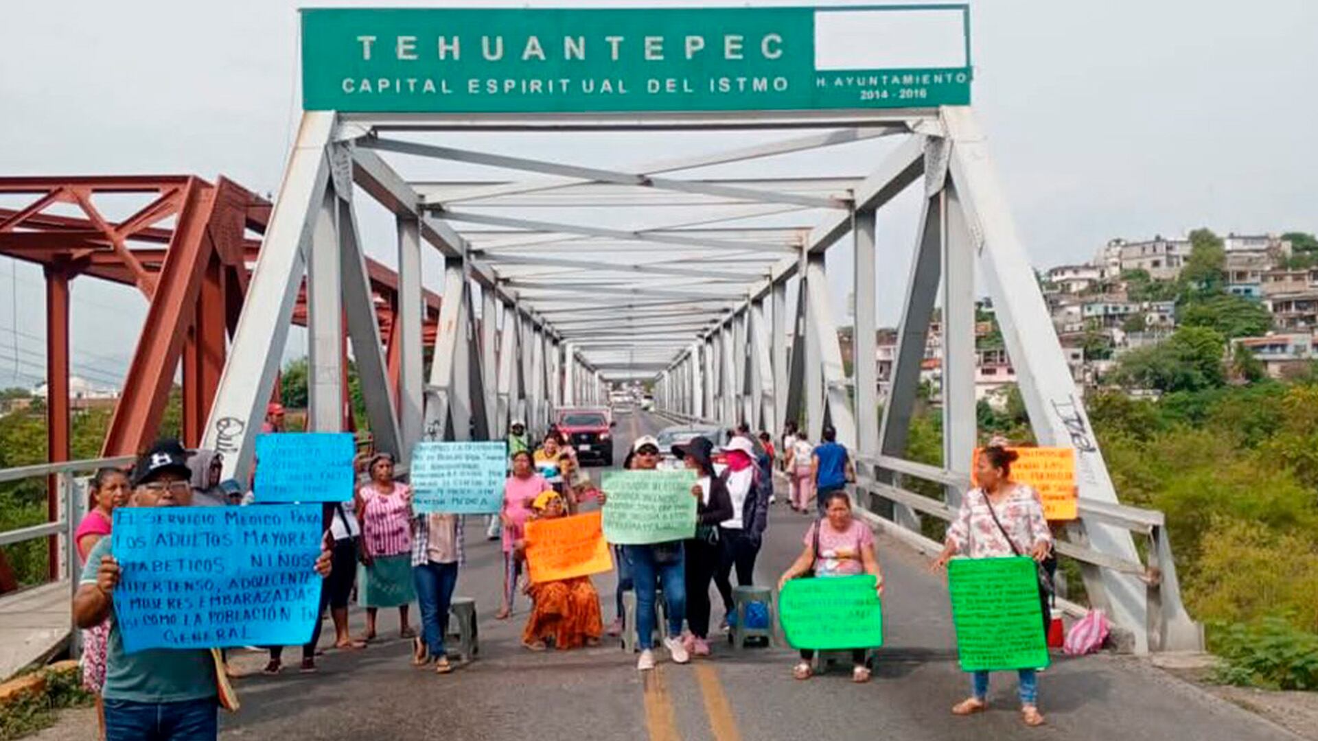 Protestas incluyen bloqueos de carreteras y marchas en la región de Juchitán para visibilizar demandas. CRÉDITOS: X (@@PolVial_GobOax)