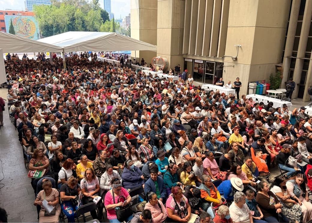 Decenas de asistentes ocupan sillas frente a una carpa blanca durante un acto público convocado en la Ciudad de México por Clara Brugada. (Cortesía/Alcaldía Cuahutemoc)