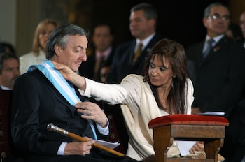 Néstor Kirchner y Cristina Kirchner endurecieron la política sobre Malvinas con restricciones a la exploración, la pesca y el tránsito en la zona reclamada.