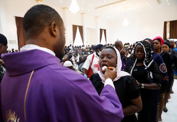 Los fieles participan de la