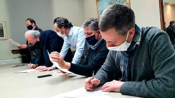 Funcionarios, empresarios y trabajadores, firman