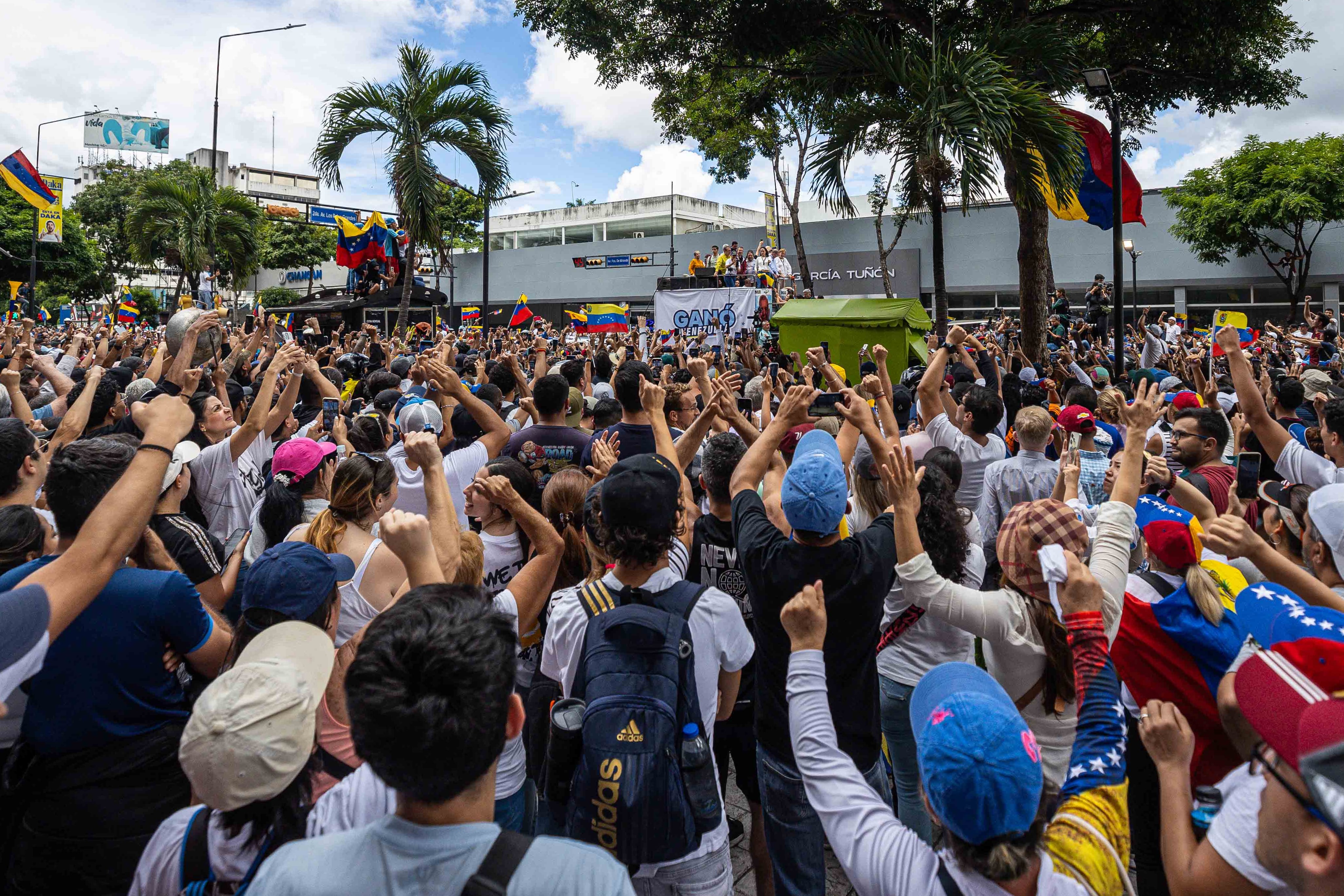 Ciudadanos asisten a una manifestación de apoyo al candidato a la presidencia de Venezuela Edmundo González Urrutia este martes en Caracas (Venezuela). EFE/ Henry Chirinos