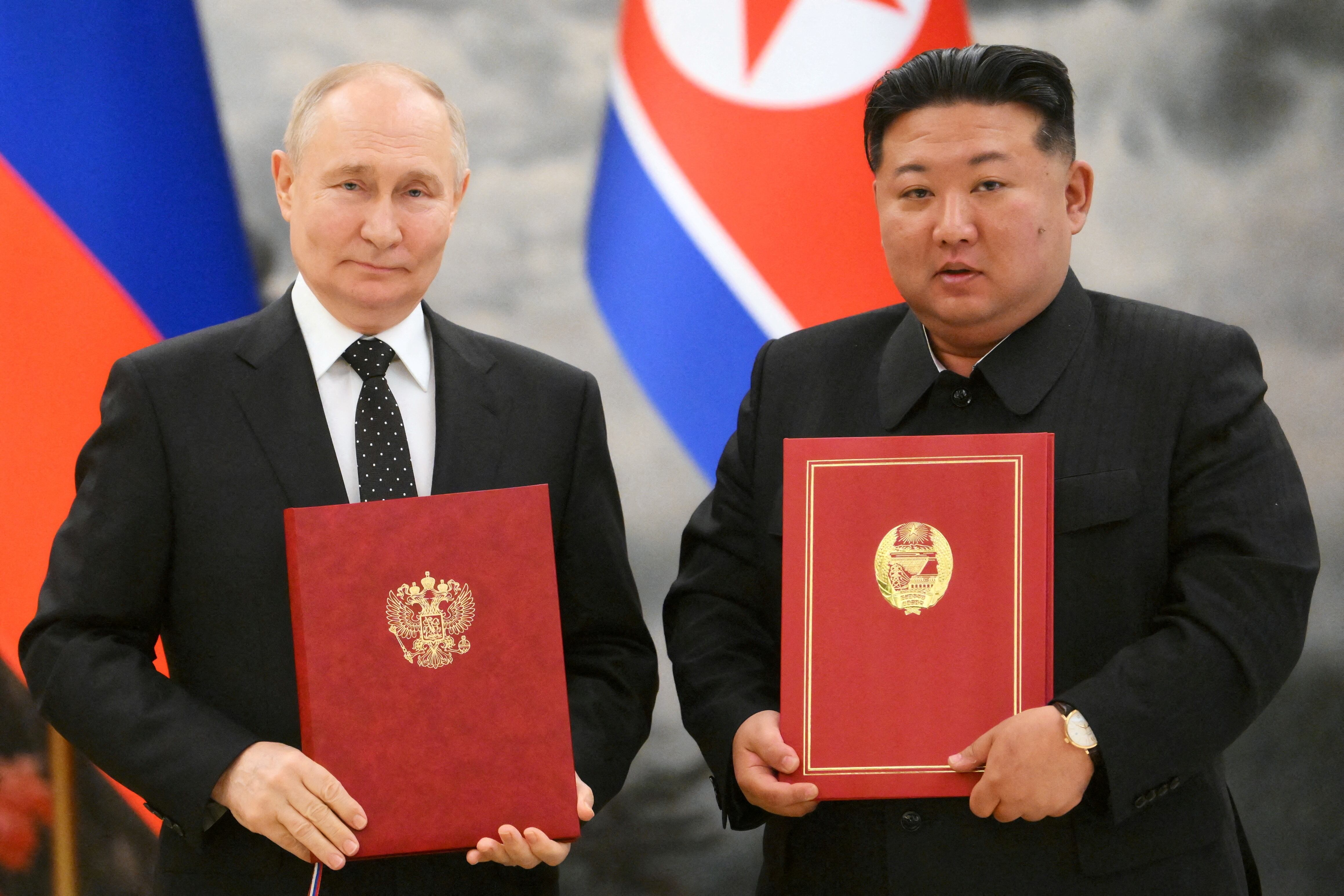 El presidente de Rusia, Vladimir Putin, y el líder de Corea del Norte, Kim Jong Un, posan para una fotografía durante una ceremonia de firma luego de las conversaciones bilaterales en Pyongyang en junio de 2024 (Sputnik/Kristina Kormilitsyna/Kremlin via REUTERS)