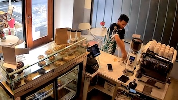 Robó las propinas de una cafetería, la empleada lo hizo devolver el dinero y luego le regaló una medialuna