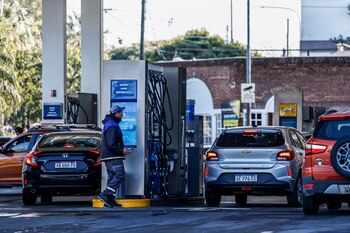 Vehículos cargan combustible en una