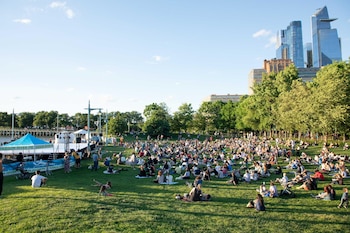 El frente costero de Manhattan recibe conciertos, festivales y actividades gratuitas durante toda la temporada.