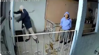 El video muestra cómo una mujer ensucia la puerta y el muro de una vivienda mientras su acompañante desafía a los habitantes.