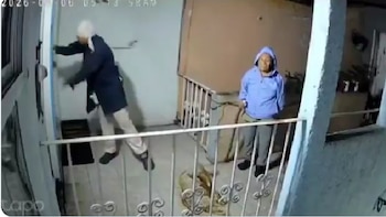Vecinas de Coyoacán embarran excremento en la puerta de un departamento y retan a los habitantes a salir