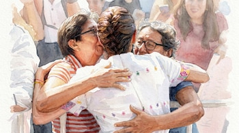 Pintura en acuarela de tres mujeres abrazándose; una besa a otra en la mejilla, la tercera sonríe mientras la multitud difusa se ve al fondo.
