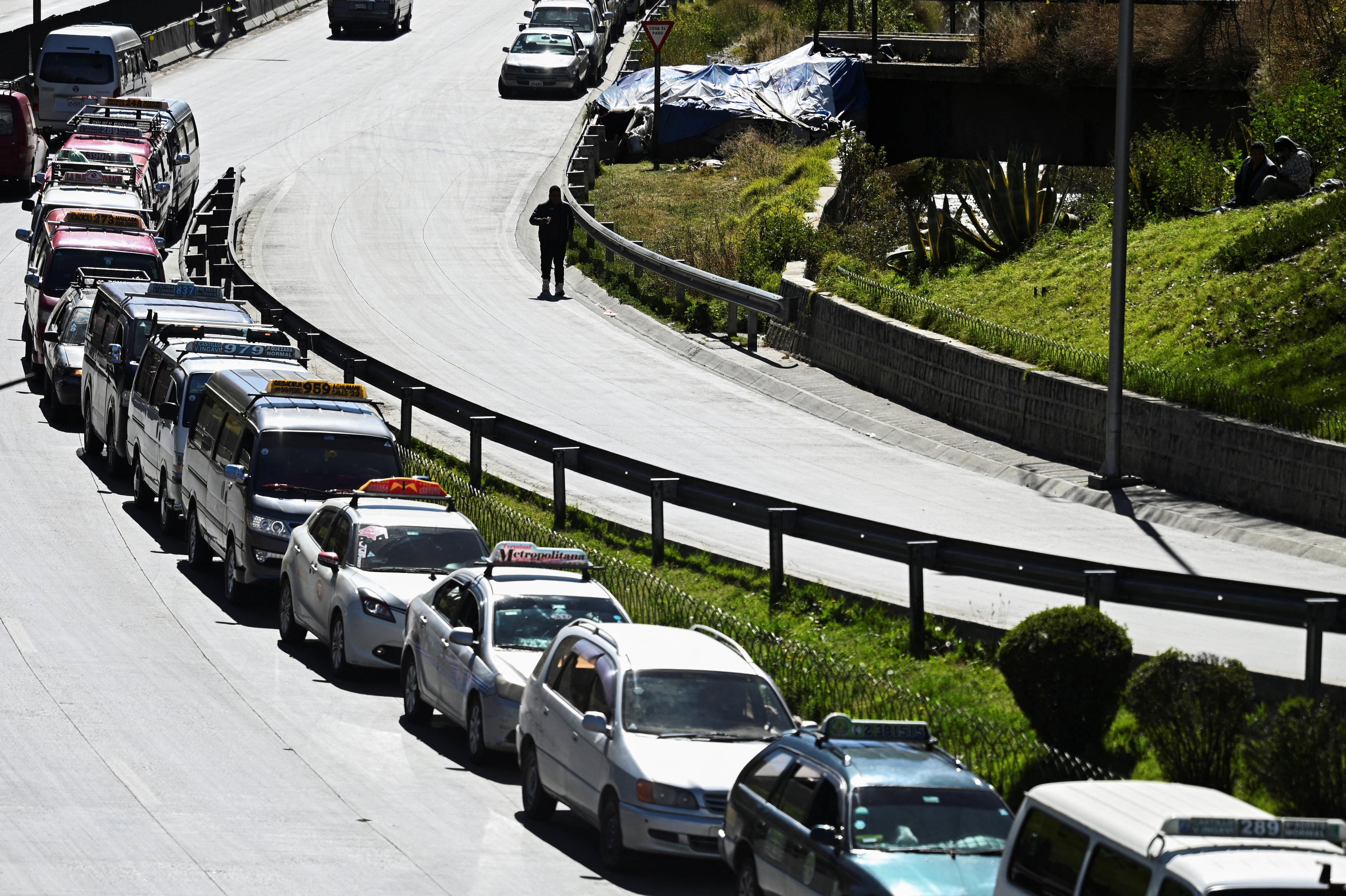 Durante la gestión de Luis Arce se produjeron periodos de escasez de combustible que provocaron largas filas en estaciones de servicio (REUTERS/Claudia Morales)