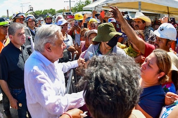 AMLO visitó Sabinas, Coahuila para supervisar los trabajos de rescate (Mexico Presidency/Handout via REUTERS)