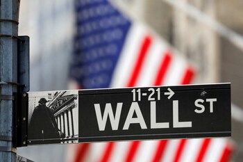 El mercado mira con expectativa la tensión política argentina pero ve potencial para más subas en los activos. REUTERS