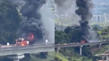 Incendio destruyó totalmente un bus