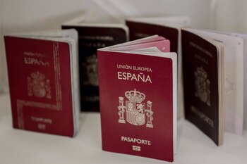 Varios pasaportes españoles (Ricardo Rubio,