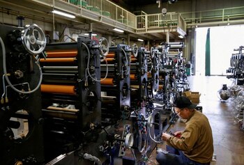 FOTO DE ARCHIVO: Un trabajador comprueba la maquinaria en una fábrica en Higashiosaka, Japón 23 de junio de 2022. REUTERS/Sakura Murakami/File Photo/File Photo