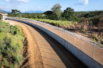 La estrategia Frontera Fuerte se aplica desde 2020 con obras de infraestructura, despliegue militar y tecnología para la vigilancia de la frontera. (Cortesía: Presidencia de República Dominicana)