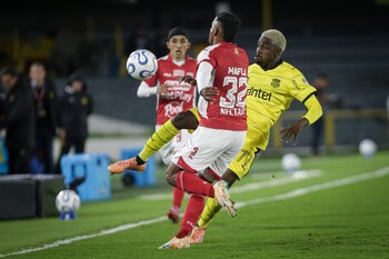 O Independiente Santa Fe enfrenta o Club Atlético Peñarol, em partida válida pela Conmebol Libertadores 2026, na data 1 da fase de grupos do Grupo E, no Estádio Nemesio Camacho El Campín. (Colprensa – Cristian Bayona).