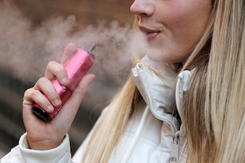 Vapeadores en México. EFE/EPA/TOLGA AKMEN
