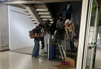 La toma de la Rectoría de la UCR expone el creciente conflicto estudiantil por el congelamiento del FEES 2027. Fuente: CR HOY