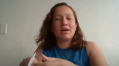 Gómez mostró con dolor cada uno de los documentos y cartas que presentó ante las autoridades venezolanas, sin respuesta alguna (Infobae en Vivo)