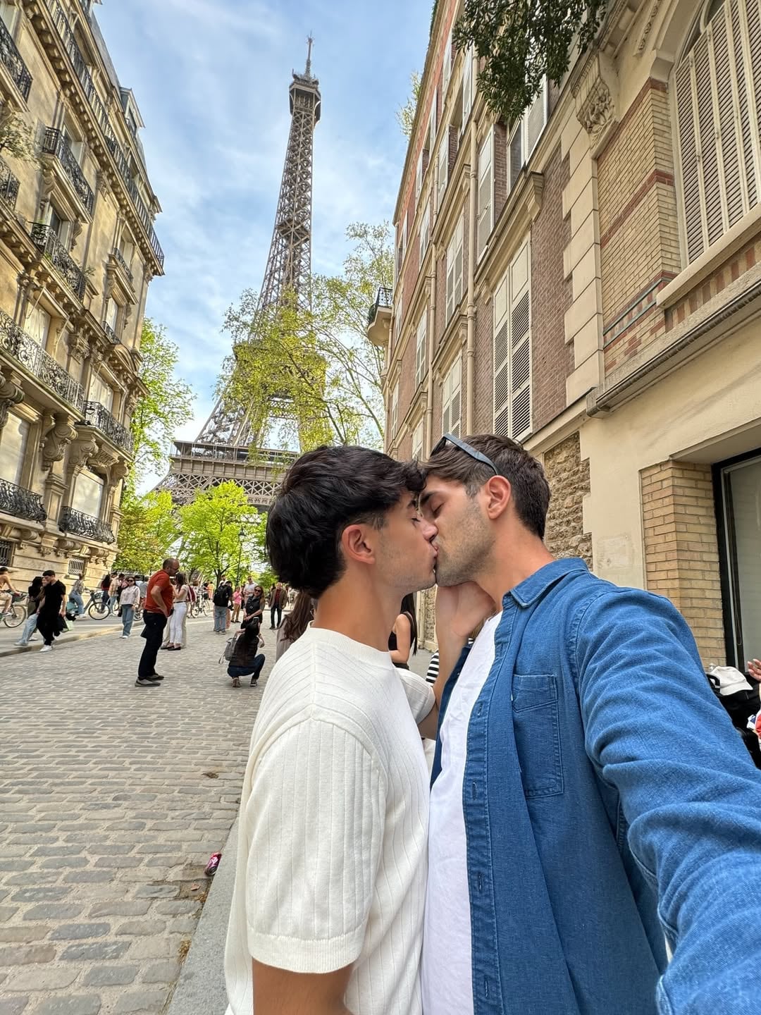 Kevsho y su novio besándose a metros de la torre Eiffel