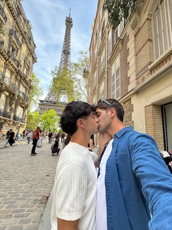 Kevsho y su novio besándose a metros de la torre Eiffel