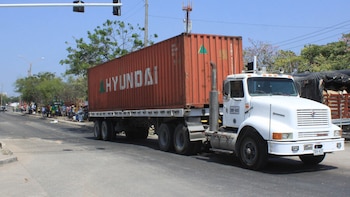 Sorpendieron a una pareja sosteniendo