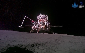 Foto entregada por la Agencia Espacial China y difundida por la agencia de noticias Xinhua que muestra la sonda Chang'e-6 en la Luna, el 4 de junio del 2024. (Agencia Espacial China/Xinhua via AP)