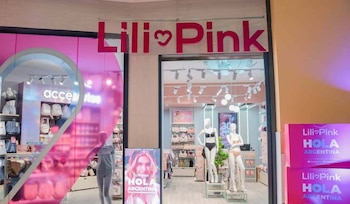 La Fiscalía y el CTI incautaron mercancía y material probatorio en bodegas vinculadas a la estructura empresarial investigada, en uno de los mayores golpes recientes al contrabando - crédito Lili Pink