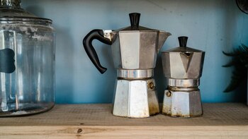 Cómo limpiar la cafetera italiana: