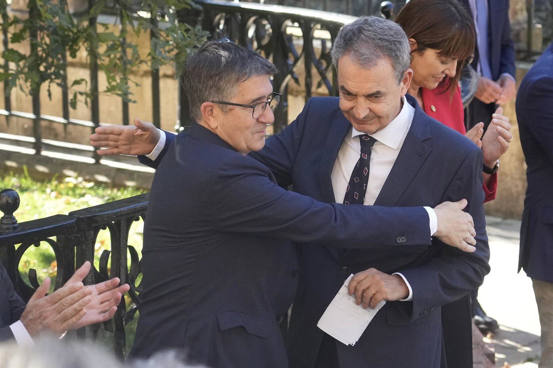 Patxi López abraza a José Luis Rodríguez Zapatero.