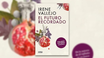 Portada del libro 'EL FUTURO RECORDADO' de Irene Vallejo, sobre fondo blanco, con una granada partida, follaje morado y verde, y un fragmento de columna clásica.