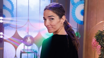 Total-black y vestido corto, el look que eligió Juana Viale para su programa del domingo
