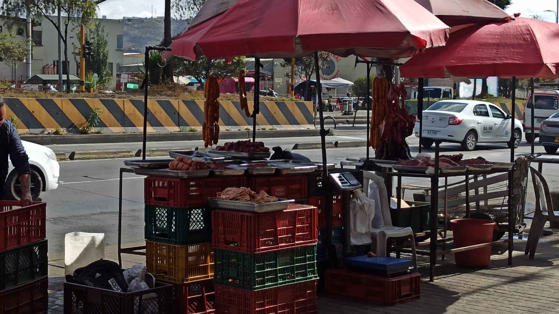 La venta informal de carne y pescado cerca del Frigorífico Guadalupe expone alimentos sin condiciones adecuadas de conservación, manipulación ni transporte - crédito X
