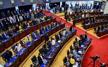 Una imagen muestra a diputados