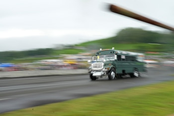 Muchos conductores y auxiliares obtienen ingresos variables que dependen del movimiento diario de pasajeros en las rutas. Reuters