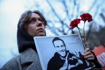 Una mujer sostiene flores y