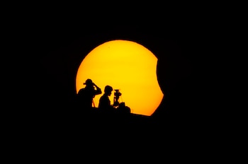 Fotografía de archivo en la que se captó la silueta de un par de camarógrafos al registrar el inicio de un eclipse total de sol, en Chennai (India). EFE/Idrees Mohammed