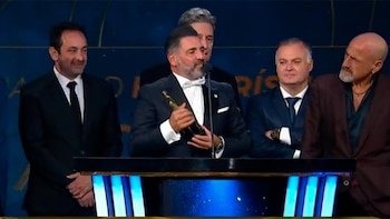 Mariano Iúdica con la estatuilla