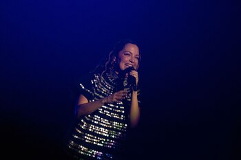 En escena, Natalia Lafourcade entabló