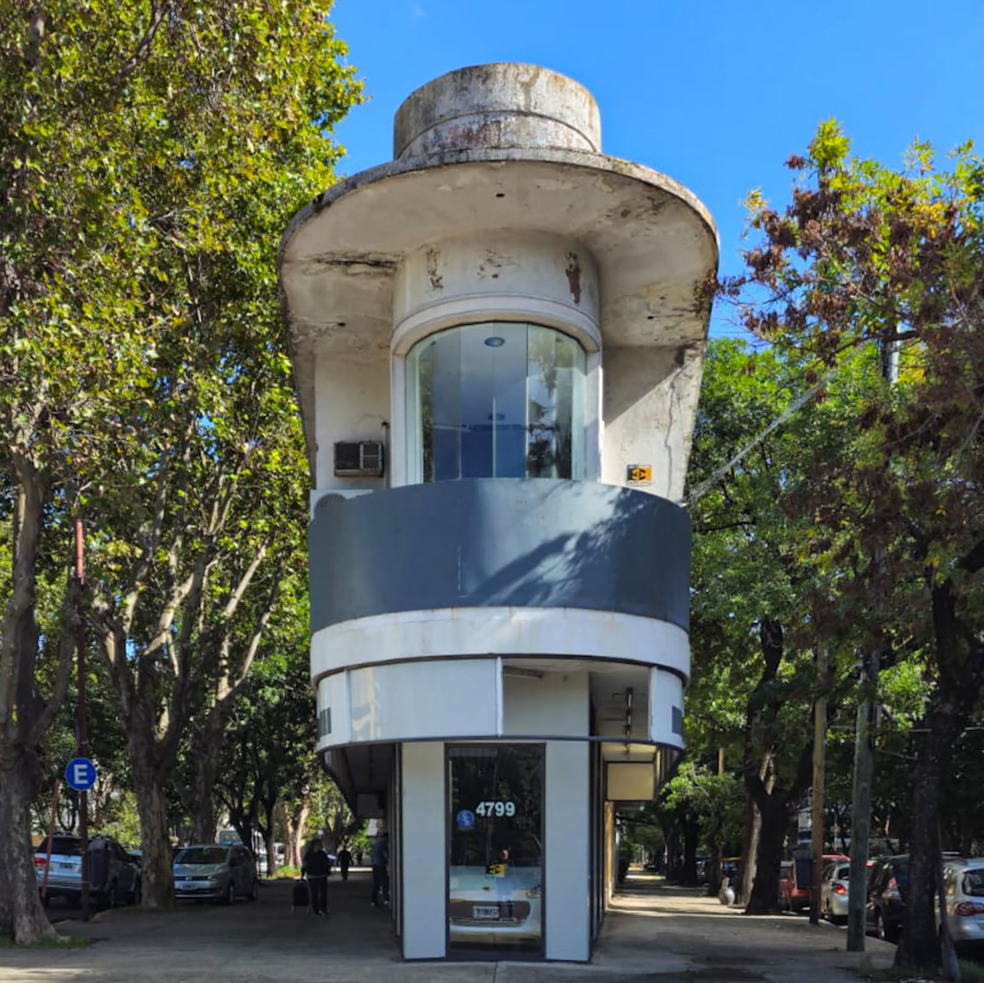 Una esquina en el barrio de Devoto que simula ser un barco encallado