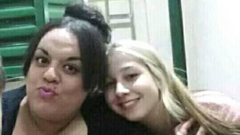 La joven si identifica en