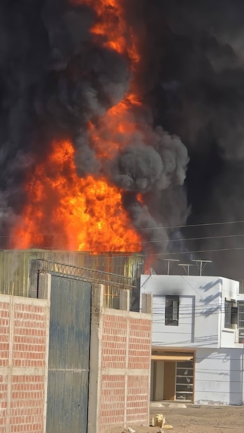 Un gigantesco incendio devora una