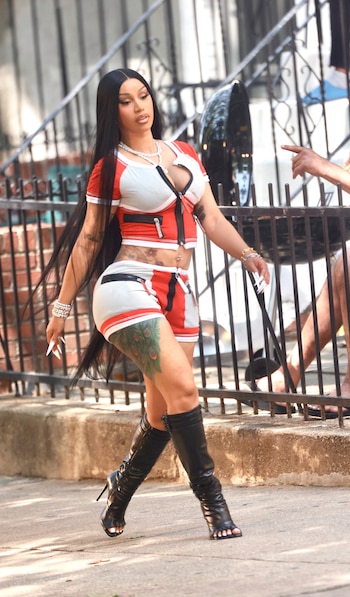 Cardi B recupera las botas peep-toe como pieza central de un look de videoclip (Mega/The Grosby Group)