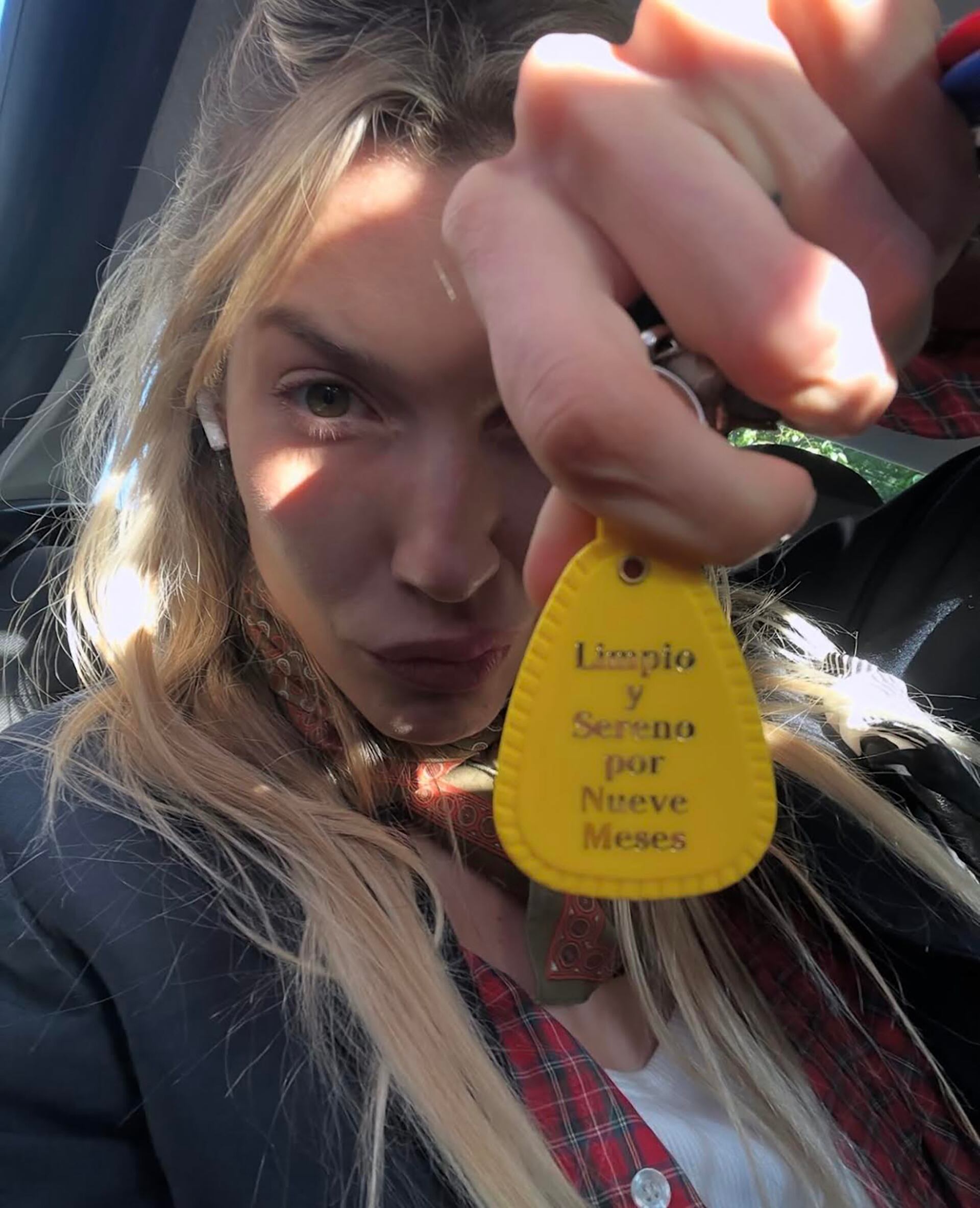 Chloe Bello exhibe el llavero del grupo terapéutico anónimo que reza “limpia y serena por un año”, conseguido el pasado primero de enero