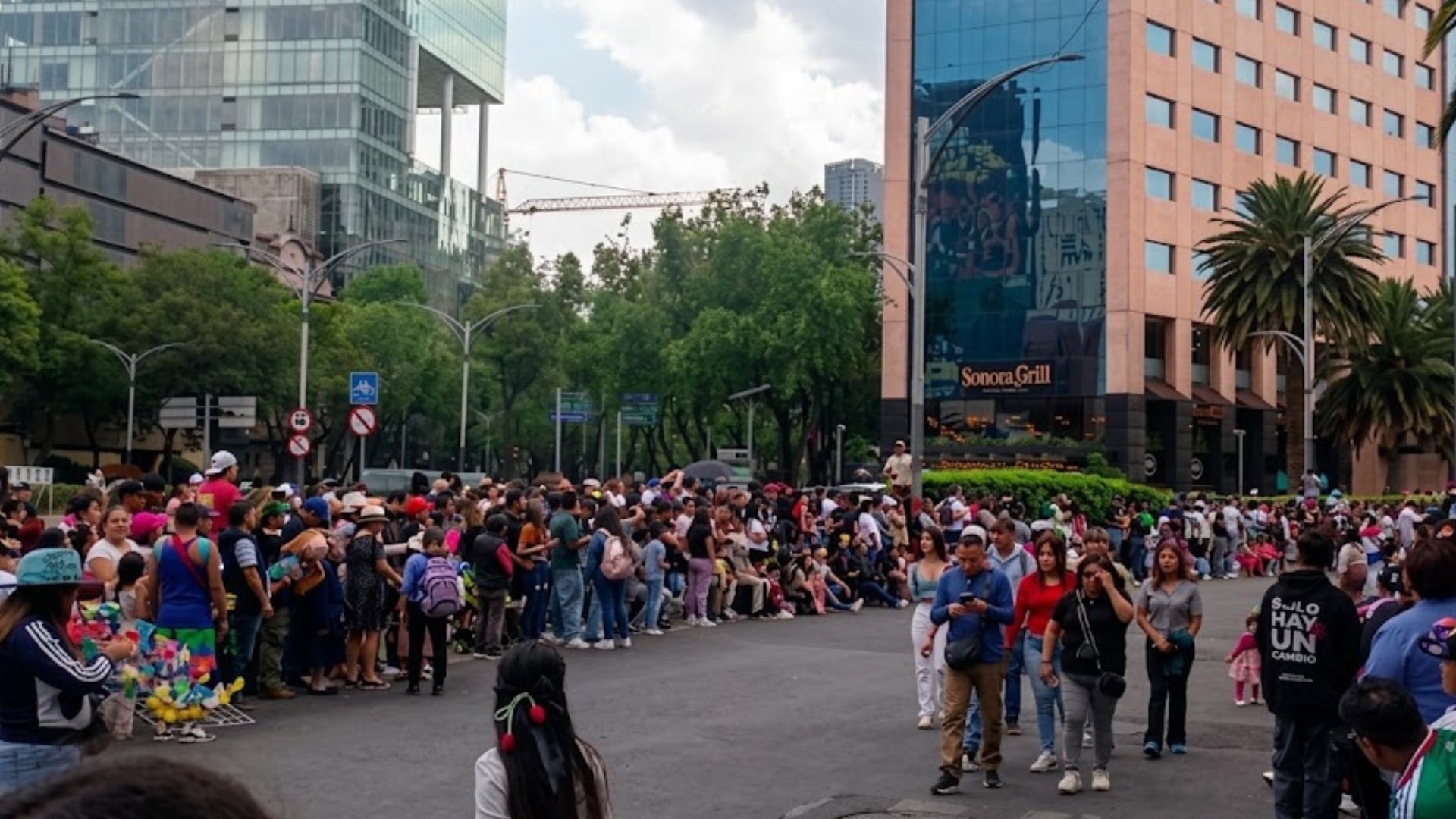 Inicia desfile del Monumento a la Revolución hacia el Zócalo.